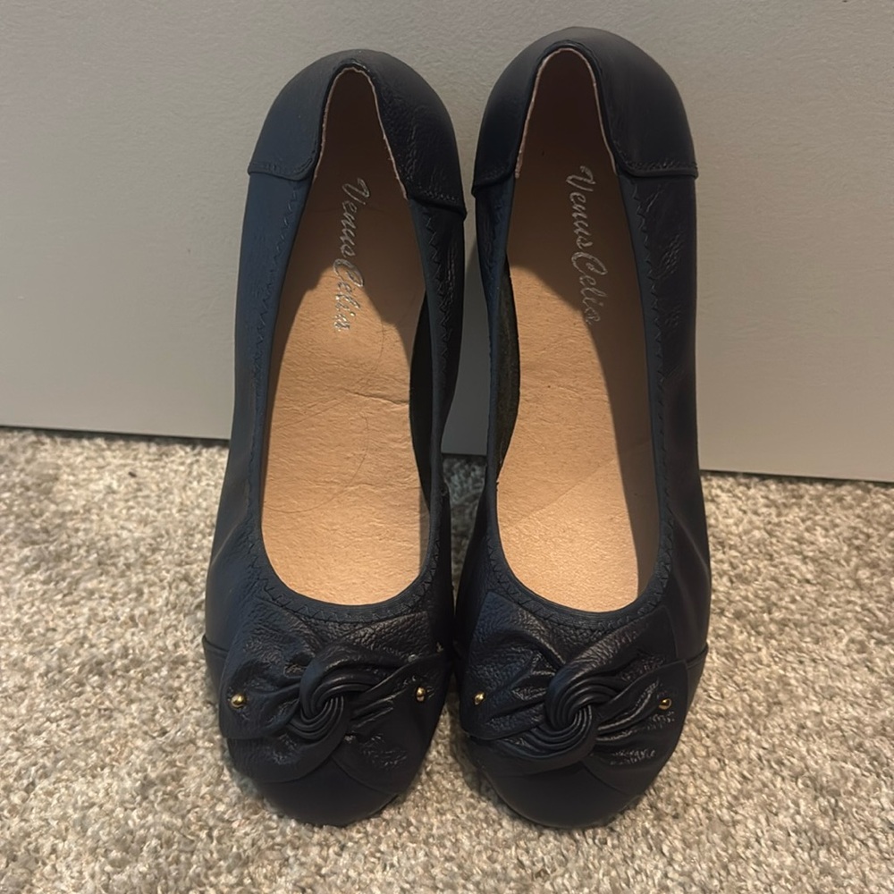 Flat dress shoes